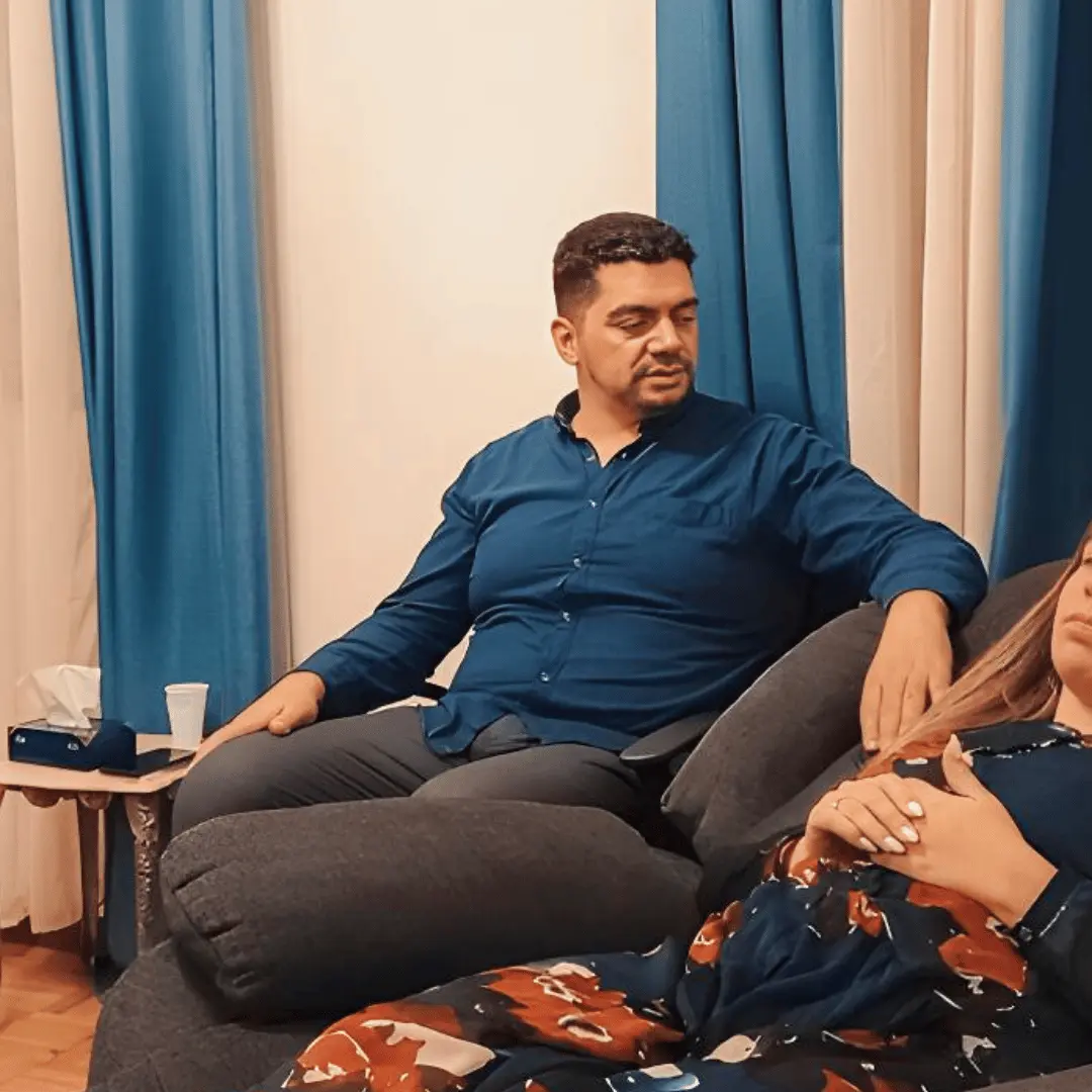 Jonas Paul Hipnoterapeuta em consultorio de Hipnose no Porto a fazer uma regressão em 2025 2026