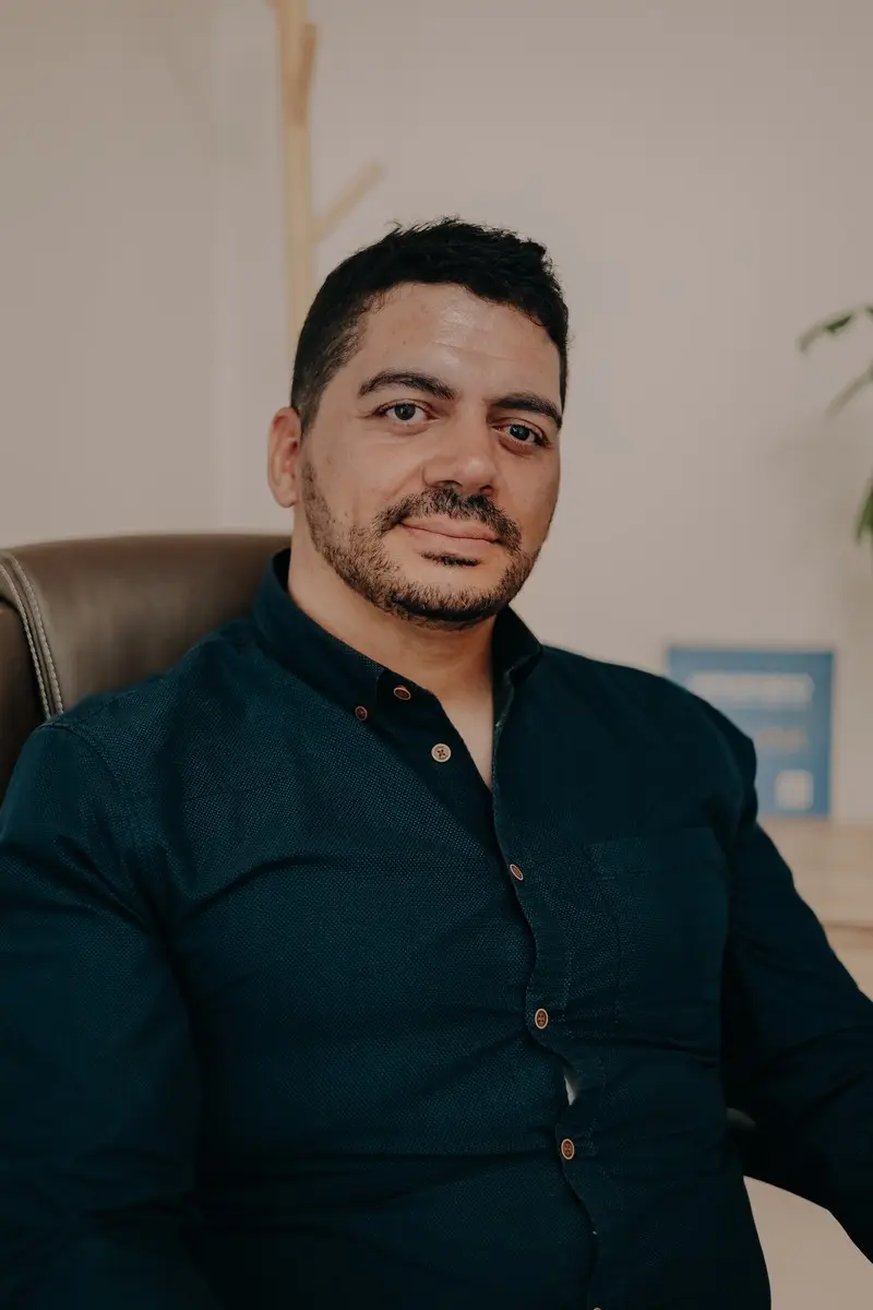 Apresentação de Jonas Paul Hipnoterapeuta em consultorio de Hipnose no Porto