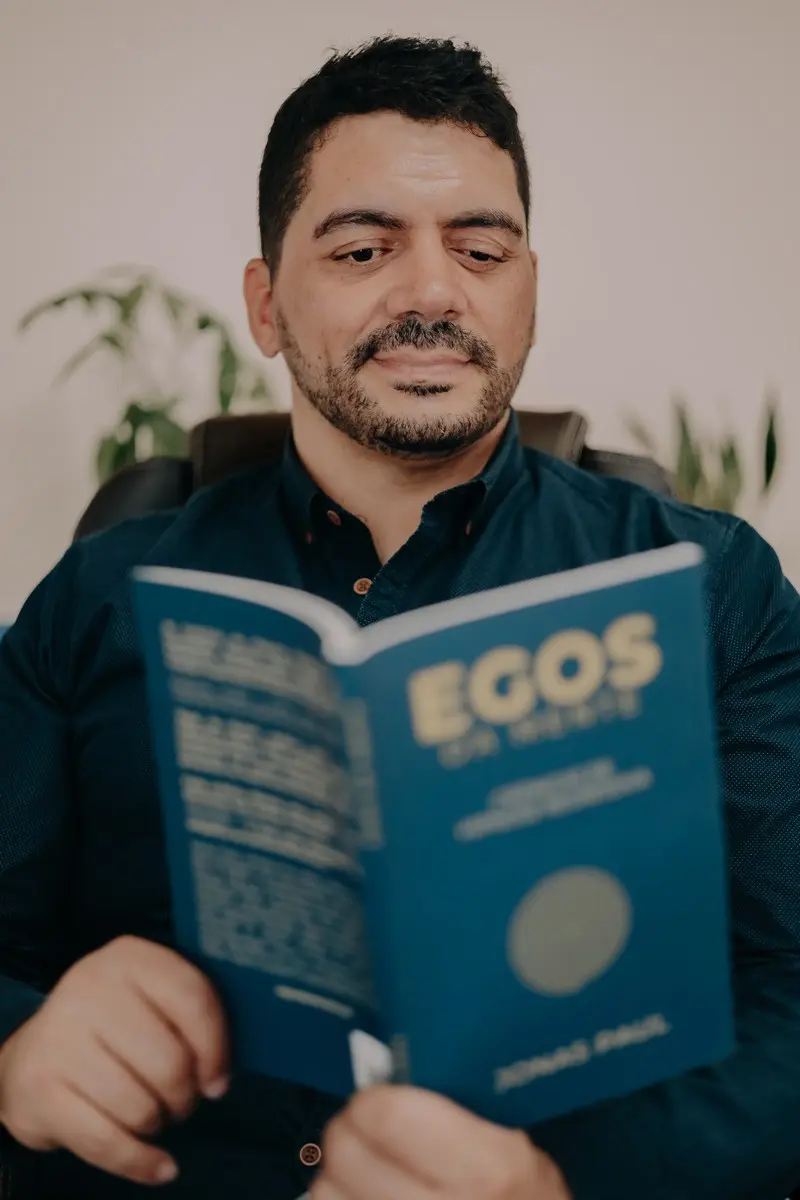 Jonass Paul a ler o livro Egos da Mente de Hipnose Regressiva de Jonas Paul